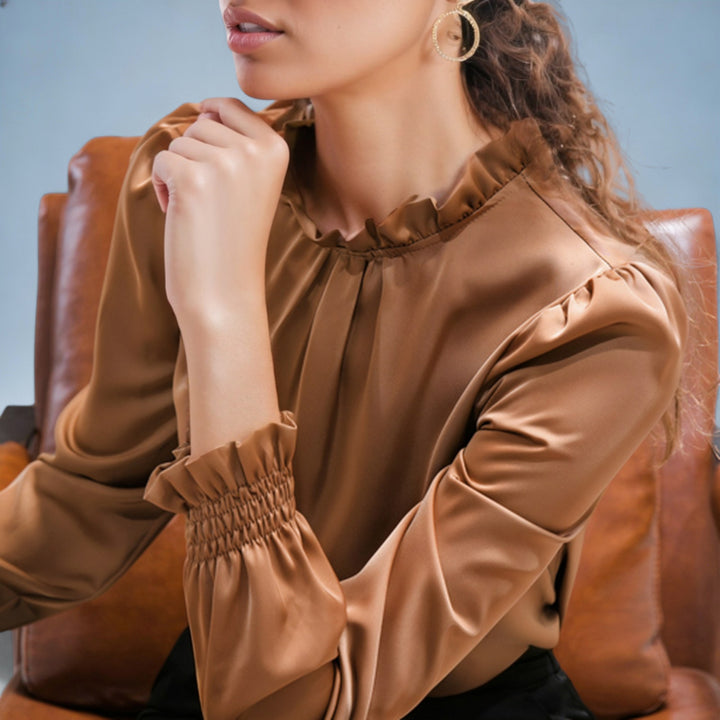 GABRIELA — Top de Cetim Vintage com Gola Alta | Elegância Sofisticada